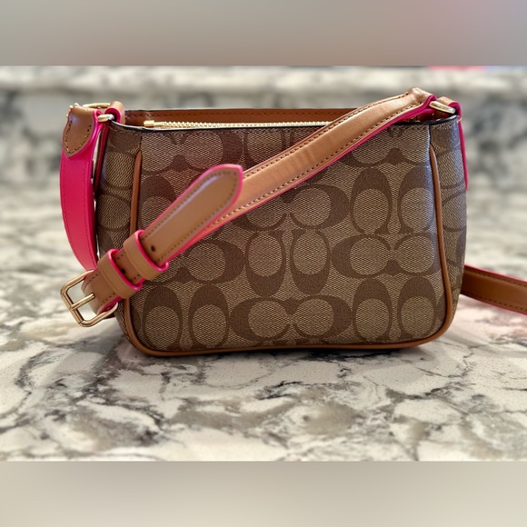 Coach Purse 💖 - Picture 3 of 4